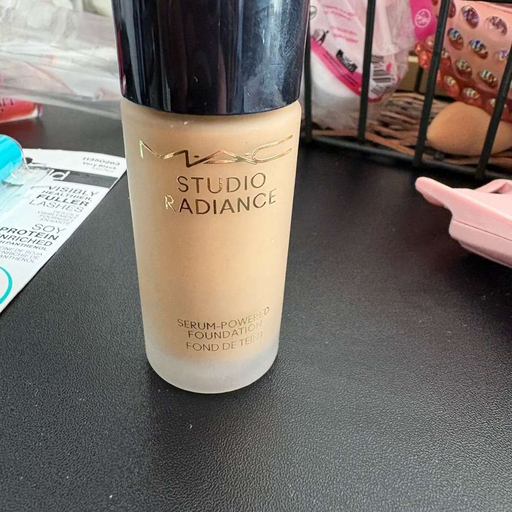 MAC Cosmetics Tan Foundation Studio Radiance